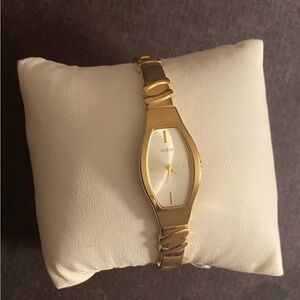 Guess Rectangle Womens Gold Tone Watch. Size 6 1/2”
